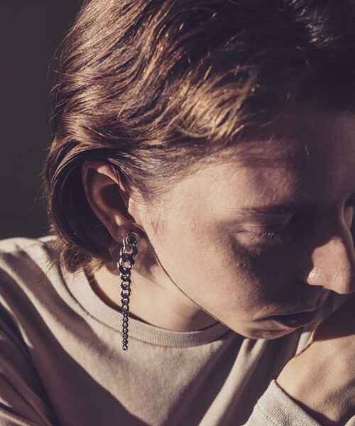 and cloud（アンドクラウド）の「Gradation Long Earring L / Single（イヤリング・レディース・ブラック/シルバー/イエローゴールド/シルバー系その他/ゴールド系その他・FREE）」の17枚目の写真