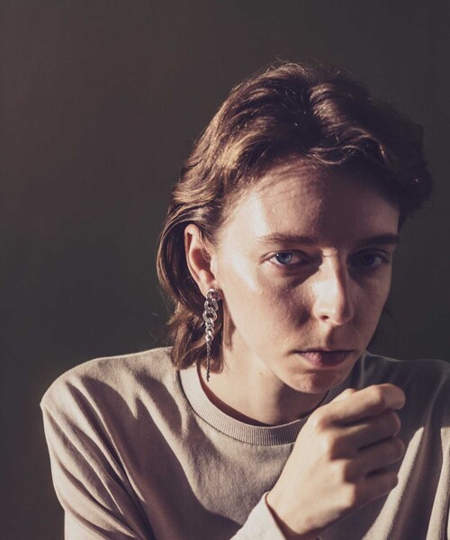 and cloud（アンドクラウド）の「Gradation Long Earring L / Single（イヤリング・レディース・ブラック/シルバー/イエローゴールド/シルバー系その他/ゴールド系その他・FREE）」の18枚目の写真