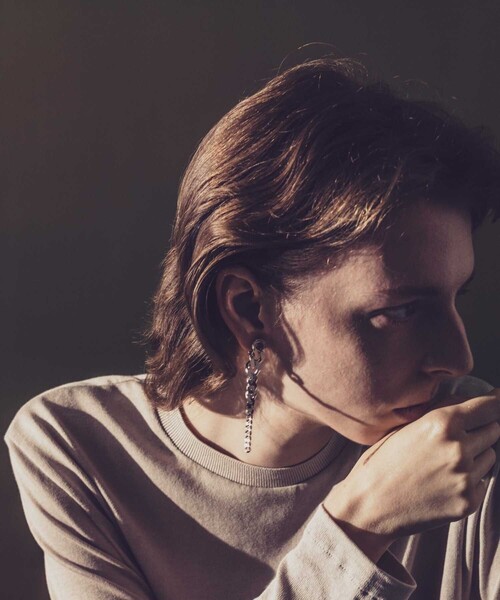 and cloud（アンドクラウド）の「Gradation Long Earring L / Single（イヤリング・レディース・ブラック/シルバー/イエローゴールド/シルバー系その他/ゴールド系その他・FREE）」の19枚目の写真