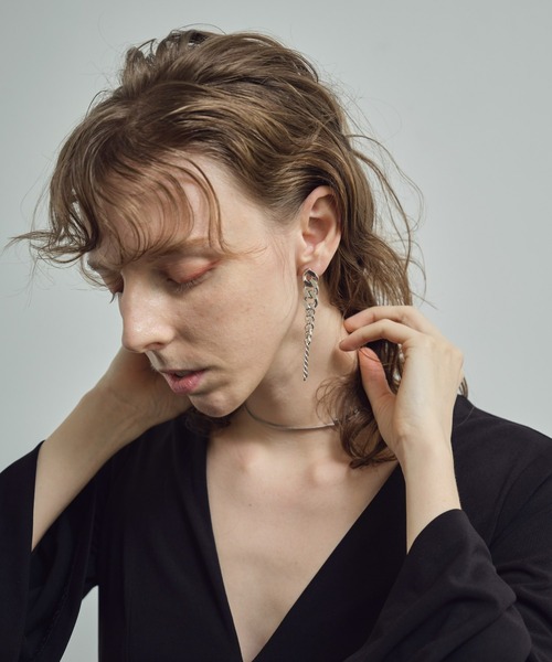 and cloud（アンドクラウド）の「Gradation Long Earring L / Single（イヤリング・レディース・ブラック/シルバー/イエローゴールド/シルバー系その他/ゴールド系その他・FREE）」の22枚目の写真