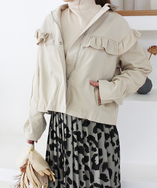 MODE ROBE（モードローブ）の「フリルデザインジャケット（ブルゾン・レディース・ブラック/ベージュ・FREE）」の3枚目の写真