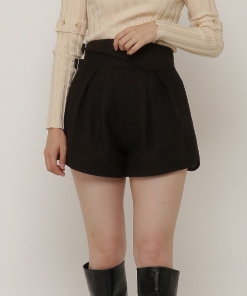 REDYAZEL(レディアゼル)の「サイドダブルバックルショートパンツ(その他パンツ・レディース・ブラック/ベージュ/ブラウン・SMALL/MEDIUM)」の3枚目の写真