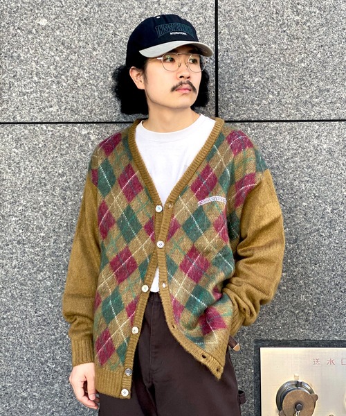 thisisneverthat(ディスイズネバーザット)の「【thisisneverthat / ディスイズネバーザット】ARGYLE CARDIGAN(カーディガン/ボレロ・メンズ・ブラック/ネイビー/ブラウン・MEDIUM)」の1枚目の写真