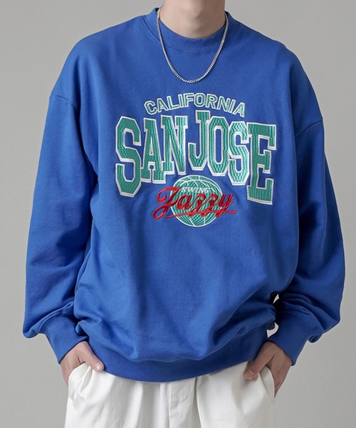 SPINNS（スピンズ）の「【ビッグシルエット】刺繍カレッジロゴ クルーネックスウェット（スウェット・メンズ・アッシュグレー/レッド/マスタード/ロイヤルブルー・ONESIZE）」の3枚目の写真