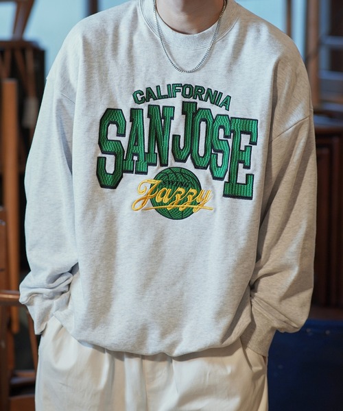 SPINNS（スピンズ）の「【ビッグシルエット】刺繍カレッジロゴ クルーネックスウェット（スウェット・メンズ・アッシュグレー/レッド/マスタード/ロイヤルブルー・ONESIZE）」の2枚目の写真