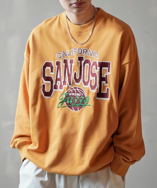 SPINNS（スピンズ）の「【ビッグシルエット】刺繍カレッジロゴ クルーネックスウェット（スウェット・メンズ・アッシュグレー/レッド/マスタード/ロイヤルブルー・ONESIZE）」の4枚目の写真