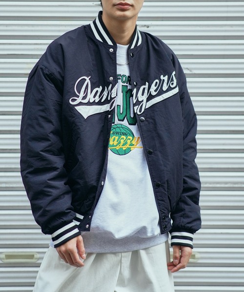 SPINNS（スピンズ）の「【ビッグシルエット】刺繍カレッジロゴ クルーネックスウェット（スウェット・メンズ・アッシュグレー/レッド/マスタード/ロイヤルブルー・ONESIZE）」の6枚目の写真