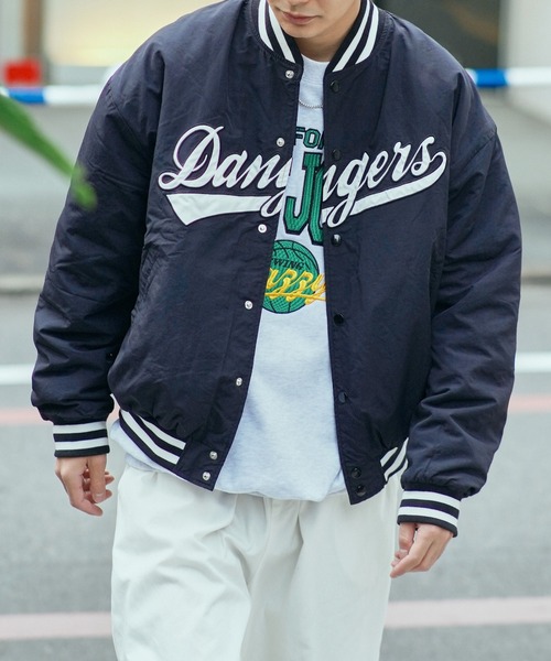 SPINNS（スピンズ）の「【ビッグシルエット】刺繍カレッジロゴ クルーネックスウェット（スウェット・メンズ・アッシュグレー/レッド/マスタード/ロイヤルブルー・ONESIZE）」の5枚目の写真