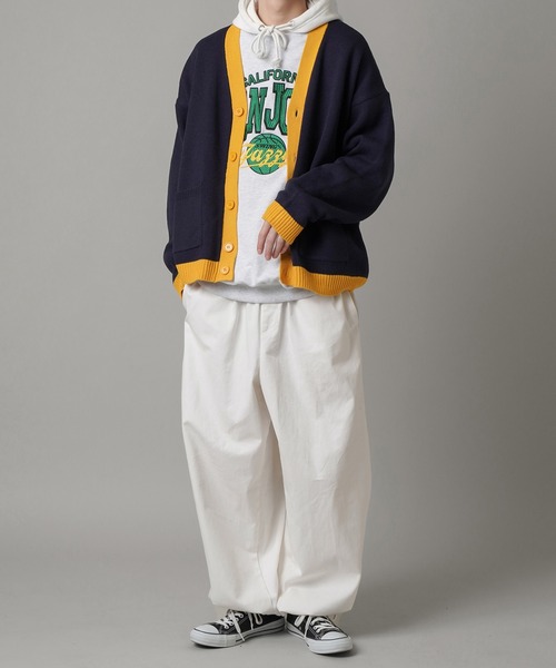 SPINNS（スピンズ）の「【ビッグシルエット】刺繍カレッジロゴ クルーネックスウェット（スウェット・メンズ・アッシュグレー/レッド/マスタード/ロイヤルブルー・ONESIZE）」の18枚目の写真