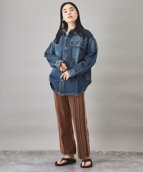 TOBILA（トビラ）の「9oz綿麻デニムレギュラーワークシャツユニセックス（シャツ/ブラウス・レディース・ライトブルー/インディゴブルー・M）」の5枚目の写真