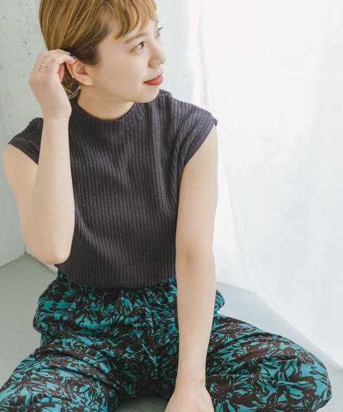 ITEMS URBANRESEARCH（アイテムズ アーバンリサーチ）の「リブハイネックノースリーブニット（ニット/セーター・レディース・チャコールグレー/レッド/オフホワイト/グリーン/オレンジ/ブラック/ホワイト系その他・FREE）」の5枚目の写真