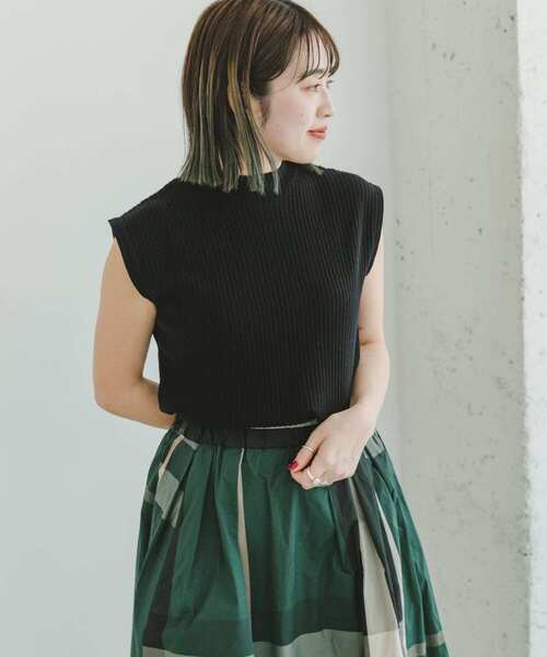 ITEMS URBANRESEARCH（アイテムズ アーバンリサーチ）の「リブハイネックノースリーブニット（ニット/セーター・レディース・チャコールグレー/レッド/オフホワイト/グリーン/オレンジ/ブラック/ホワイト系その他・FREE）」の4枚目の写真