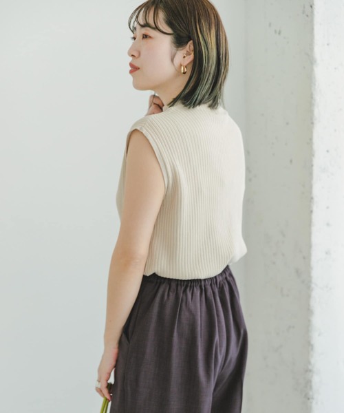 ITEMS URBANRESEARCH（アイテムズ アーバンリサーチ）の「リブハイネックノースリーブニット（ニット/セーター・レディース・チャコールグレー/レッド/オフホワイト/グリーン/オレンジ/ブラック/ホワイト系その他・FREE）」の16枚目の写真