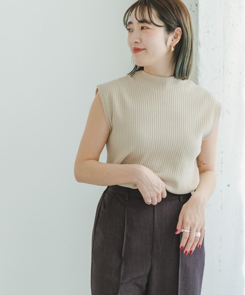 ITEMS URBANRESEARCH（アイテムズ アーバンリサーチ）の「リブハイネックノースリーブニット（ニット/セーター・レディース・チャコールグレー/レッド/オフホワイト/グリーン/オレンジ/ブラック/ホワイト系その他・FREE）」の21枚目の写真