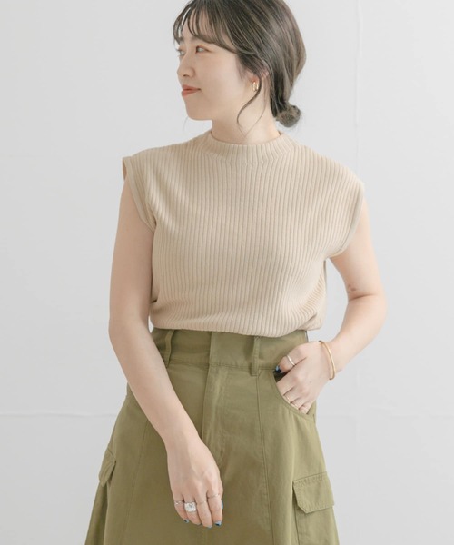 ITEMS URBANRESEARCH（アイテムズ アーバンリサーチ）の「リブハイネックノースリーブニット（ニット/セーター・レディース・チャコールグレー/レッド/オフホワイト/グリーン/オレンジ/ブラック/ホワイト系その他・FREE）」の12枚目の写真