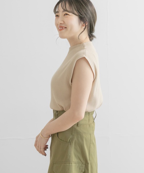 ITEMS URBANRESEARCH（アイテムズ アーバンリサーチ）の「リブハイネックノースリーブニット（ニット/セーター・レディース・チャコールグレー/レッド/オフホワイト/グリーン/オレンジ/ブラック/ホワイト系その他・FREE）」の17枚目の写真