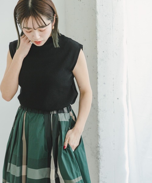 ITEMS URBANRESEARCH（アイテムズ アーバンリサーチ）の「リブハイネックノースリーブニット（ニット/セーター・レディース・チャコールグレー/レッド/オフホワイト/グリーン/オレンジ/ブラック/ホワイト系その他・FREE）」の15枚目の写真