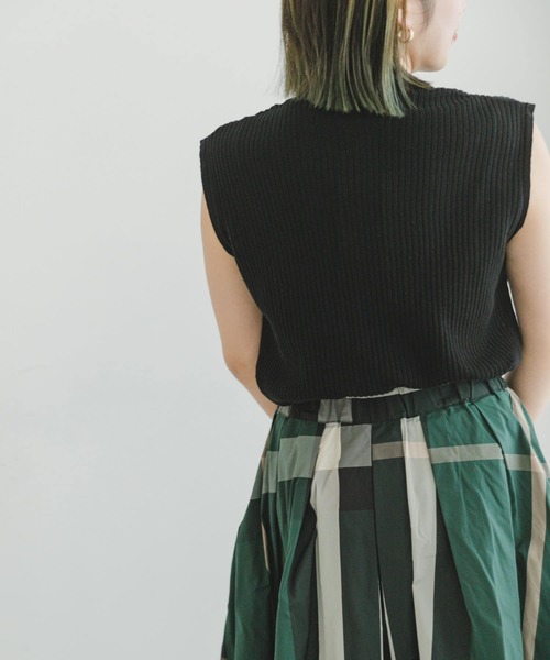 ITEMS URBANRESEARCH（アイテムズ アーバンリサーチ）の「リブハイネックノースリーブニット（ニット/セーター・レディース・チャコールグレー/レッド/オフホワイト/グリーン/オレンジ/ブラック/ホワイト系その他・FREE）」の20枚目の写真