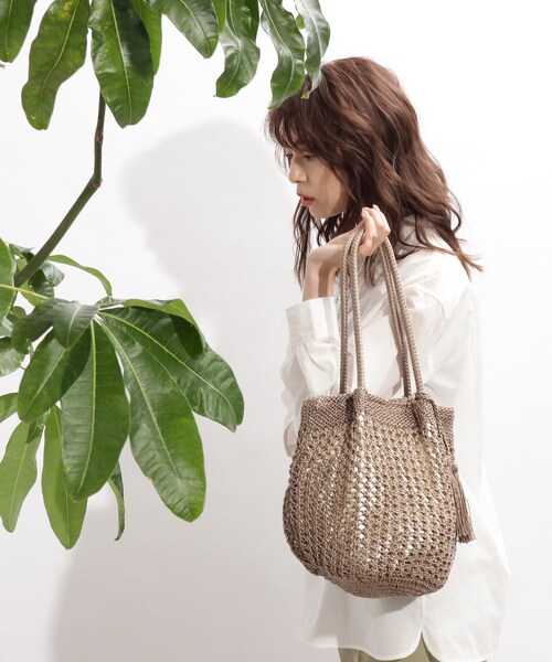 SHOO・LA・RUE(シューラルー)の「◆透かし編みニットバルーントート(トートバッグ・レディース・ブラック/グレー/ブラウン系その他/ベージュ系8・00)」の10枚目の写真