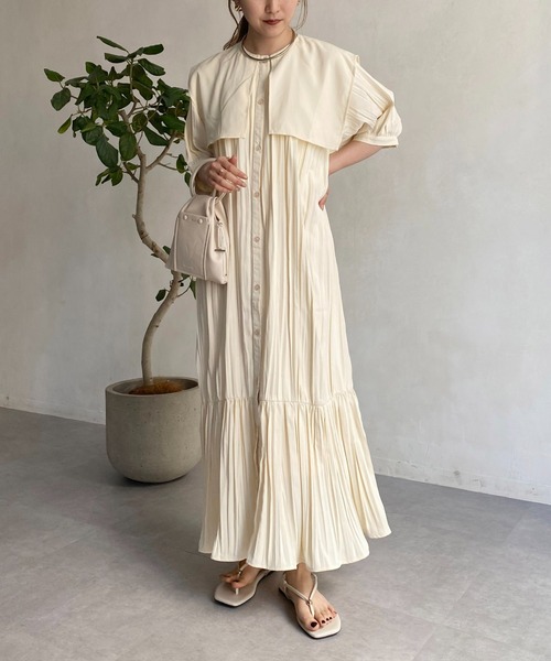 CAPRICIEUX LE'MAGE（カプリシューレマージュ）の「ケープ襟プリーツワンピース（ワンピース・レディース・ブラック/アイボリー・FREE）」の2枚目の写真