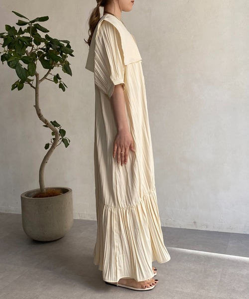 CAPRICIEUX LE'MAGE（カプリシューレマージュ）の「ケープ襟プリーツワンピース（ワンピース・レディース・ブラック/アイボリー・FREE）」の4枚目の写真