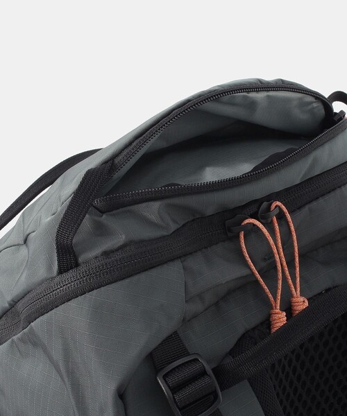 MOUNTAIN HARDWEAR（マウンテンハードウェアー）の「JMT25Lバックパック（バックパック/リュック・メンズ・グレー・FREE）」の2枚目の写真