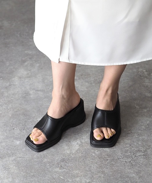 Riberry（リベリー）の「厚底ミュールサンダル（サンダル・レディース・ホワイト/ブラック・MEDIUM/LARGE）」の2枚目の写真