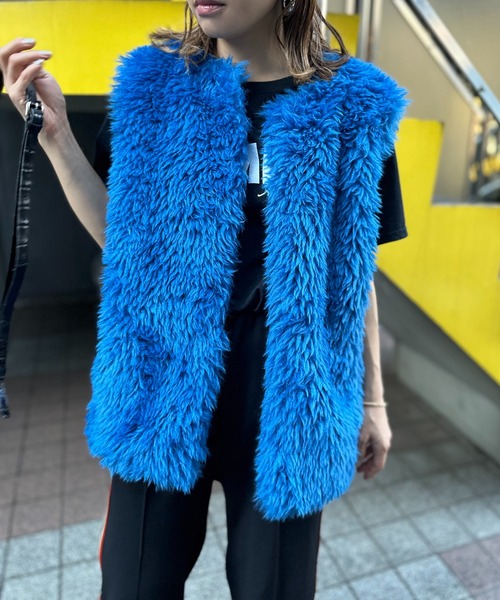mi via loca(ミヴィアロカ)の「ボリュームファーノーカラーベスト(ベスト・レディース・アイボリー/ブラウン/ライトグリーン/ブルー/グレイッシュベージュ/ブラック・FREE)」の8枚目の写真