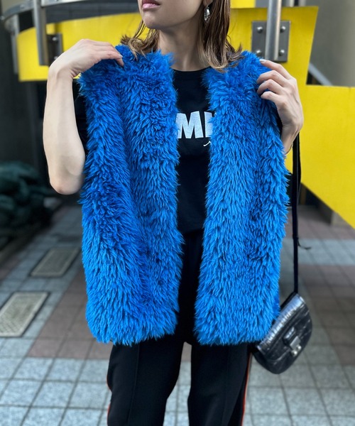 mi via loca(ミヴィアロカ)の「ボリュームファーノーカラーベスト(ベスト・レディース・アイボリー/ブラウン/ライトグリーン/ブルー/グレイッシュベージュ/ブラック・FREE)」の13枚目の写真