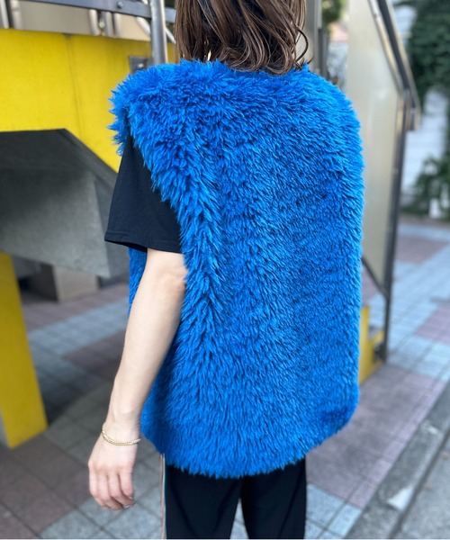 mi via loca(ミヴィアロカ)の「ボリュームファーノーカラーベスト(ベスト・レディース・アイボリー/ブラウン/ライトグリーン/ブルー/グレイッシュベージュ/ブラック・FREE)」の7枚目の写真