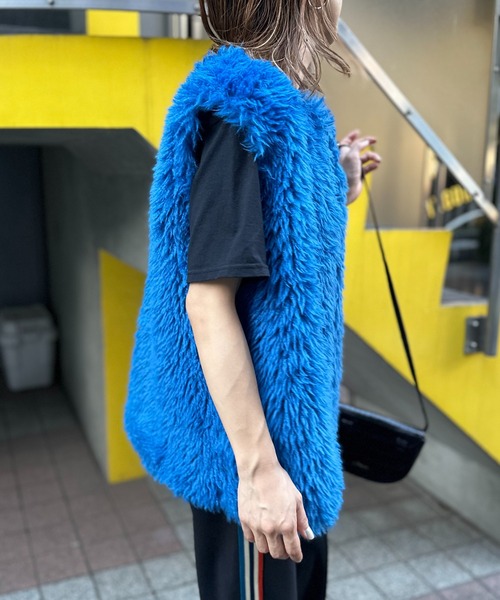mi via loca(ミヴィアロカ)の「ボリュームファーノーカラーベスト(ベスト・レディース・アイボリー/ブラウン/ライトグリーン/ブルー/グレイッシュベージュ/ブラック・FREE)」の18枚目の写真