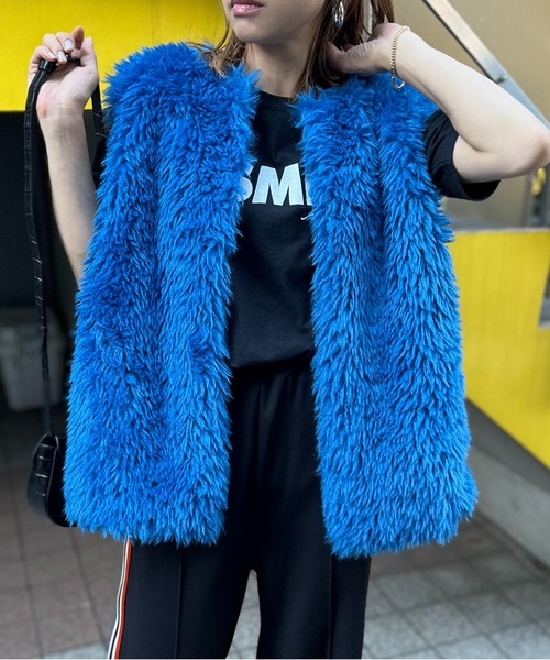 mi via loca(ミヴィアロカ)の「ボリュームファーノーカラーベスト(ベスト・レディース・アイボリー/ブラウン/ライトグリーン/ブルー/グレイッシュベージュ/ブラック・FREE)」の20枚目の写真