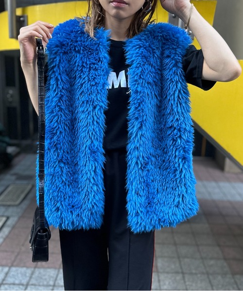 mi via loca(ミヴィアロカ)の「ボリュームファーノーカラーベスト(ベスト・レディース・アイボリー/ブラウン/ライトグリーン/ブルー/グレイッシュベージュ/ブラック・FREE)」の17枚目の写真