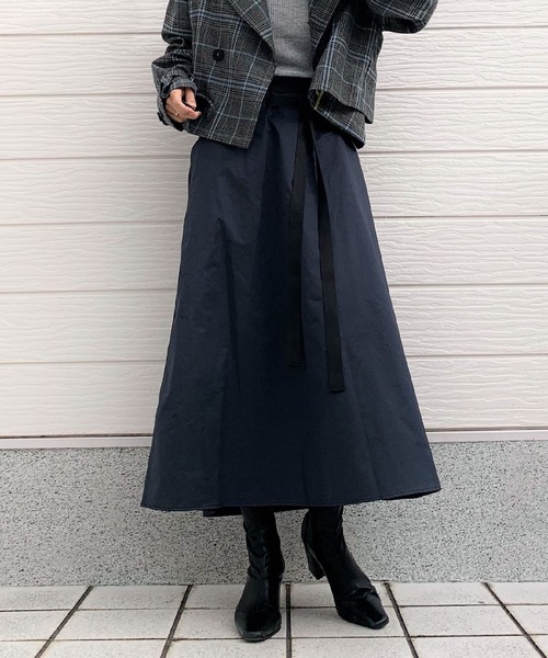 Q（キュー）の「ウエストマークフレアスカート（スカート・レディース・ベージュ/ネイビー・MEDIUM）」の2枚目の写真