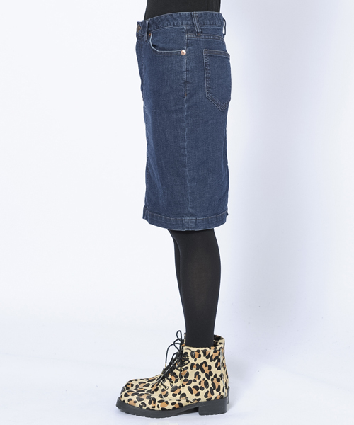 X-girl（エックスガール）の「INITIAL POCKET PENCIL SKIRT（デニムスカート・レディース・インディゴブルー/ライトインディゴブルー・0/1/2）」の4枚目の写真