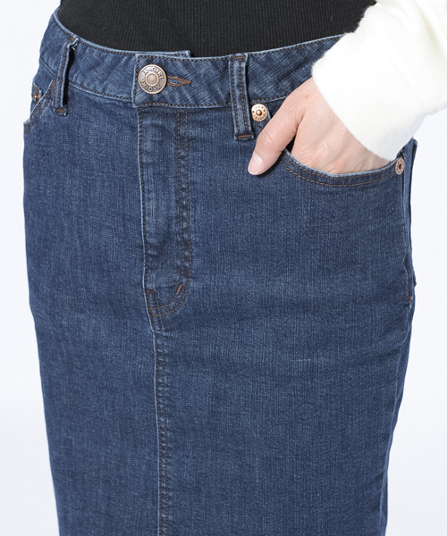 X-girl（エックスガール）の「INITIAL POCKET PENCIL SKIRT（デニムスカート・レディース・インディゴブルー/ライトインディゴブルー・0/1/2）」の6枚目の写真