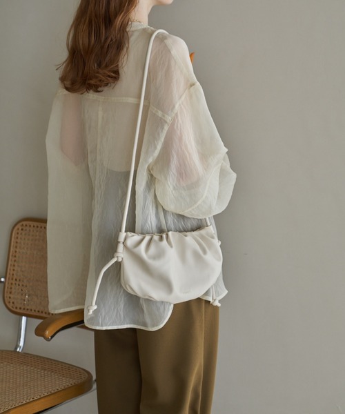 hinari（ヒナリ）の「ギャザーショルダーバッグ（ショルダーバッグ・レディース・キャメル/アイボリー/ブラック・FREE）」の7枚目の写真