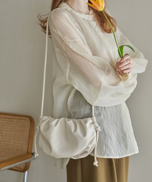 hinari（ヒナリ）の「ギャザーショルダーバッグ（ショルダーバッグ・レディース・キャメル/アイボリー/ブラック・FREE）」の5枚目の写真