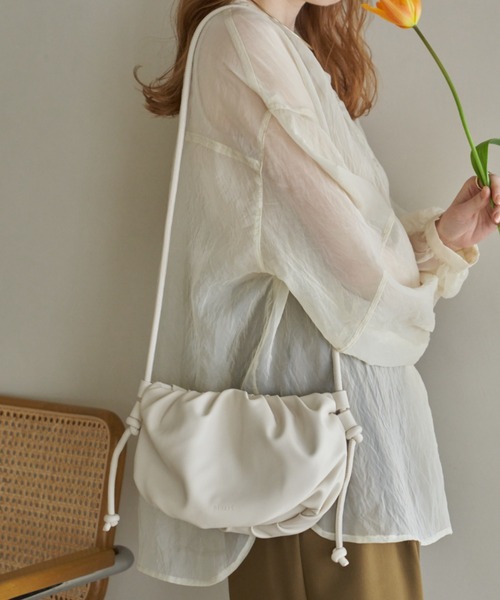 hinari（ヒナリ）の「ギャザーショルダーバッグ（ショルダーバッグ・レディース・キャメル/アイボリー/ブラック・FREE）」の6枚目の写真