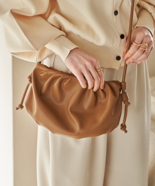 hinari（ヒナリ）の「ギャザーショルダーバッグ（ショルダーバッグ・レディース・キャメル/アイボリー/ブラック・FREE）」の10枚目の写真