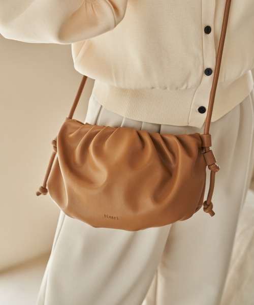 hinari（ヒナリ）の「ギャザーショルダーバッグ（ショルダーバッグ・レディース・キャメル/アイボリー/ブラック・FREE）」の12枚目の写真
