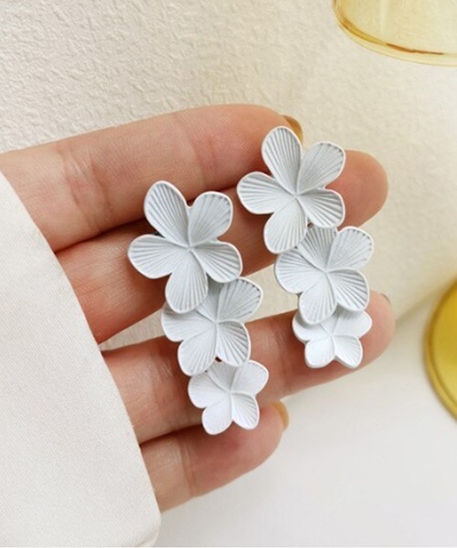 Mayree(メイリー)の「【float】カラフル フラワー 3連 ゆらゆら ピアス(ピアス(両耳用)・レディース・ロイヤルブルー/ホワイト/バーガンディー/コーラルピンク/ライトイエロー・FREE)」の1枚目の写真