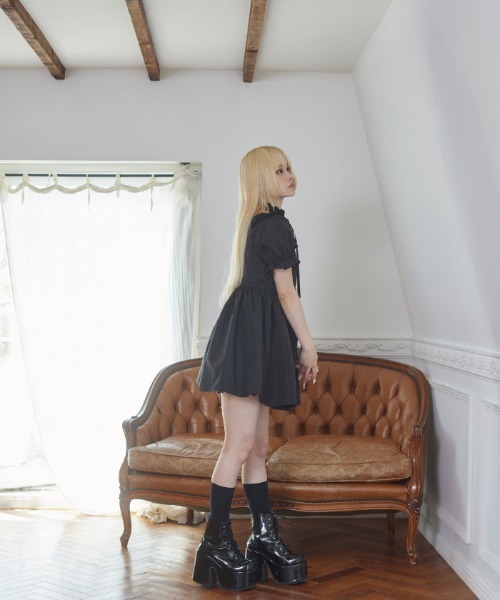 FickleBebe(フィクルベベ)の「フリルチョーカーワンピース(ワンピース・レディース・ブラック/ホワイト・1/0)」の8枚目の写真