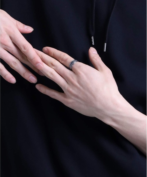 LION HEART（ライオンハート）の「【限定展開】“HAWAIIAN”ワイドリング/サージカルステンレス（金属アレルギー対応）【LION HEART / ライオンハート】（リング・メンズ・シルバー/ライトブラック・13号/15号/17号/19号/21号/23号/25号）」の5枚目の写真