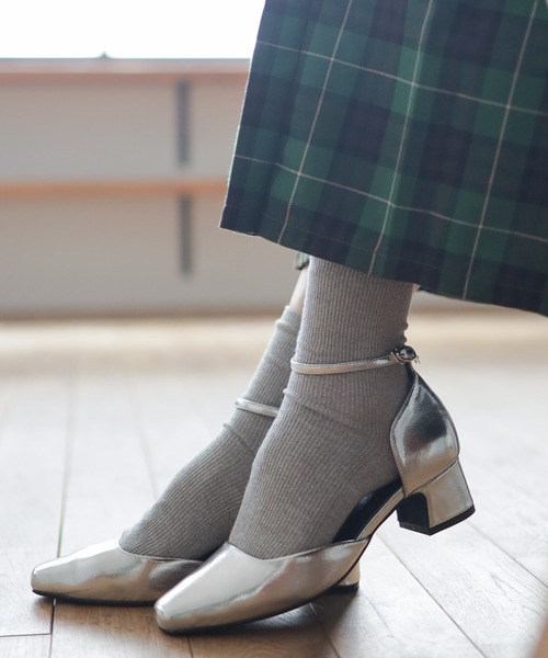 SESTO(セスト)の「【通勤&オケージョン対応】スクエアトゥメリージェーンストラップパンプス(パンプス・レディース・ブラック/シルバー/ブラック系その他・24.0cm/23.0cm/25.0cm/24.5cm/23.5cm/22.5cm)」の15枚目の写真