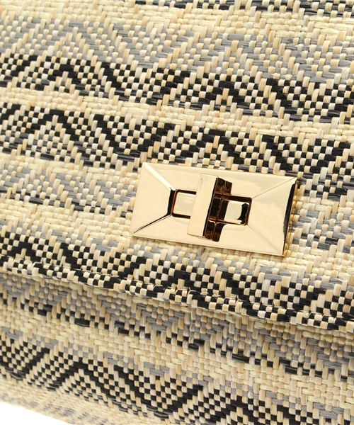 AZUL by moussy(アズールバイマウジー)の「立体スクエアPPクラッチバッグ(ショルダーバッグ・レディース・ベージュ系その他/ベージュ/ネイビー・FREE)」の6枚目の写真