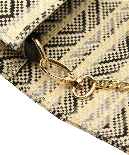 AZUL by moussy(アズールバイマウジー)の「立体スクエアPPクラッチバッグ(ショルダーバッグ・レディース・ベージュ系その他/ベージュ/ネイビー・FREE)」の7枚目の写真