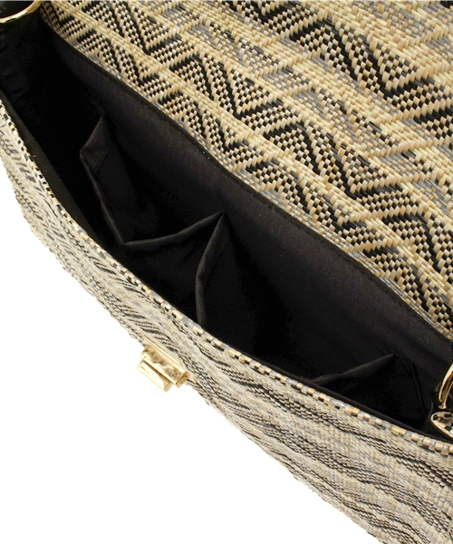 AZUL by moussy(アズールバイマウジー)の「立体スクエアPPクラッチバッグ(ショルダーバッグ・レディース・ベージュ系その他/ベージュ/ネイビー・FREE)」の9枚目の写真