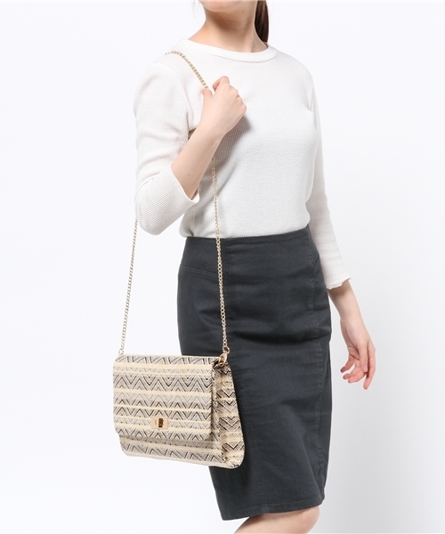 AZUL by moussy(アズールバイマウジー)の「立体スクエアPPクラッチバッグ(ショルダーバッグ・レディース・ベージュ系その他/ベージュ/ネイビー・FREE)」の13枚目の写真