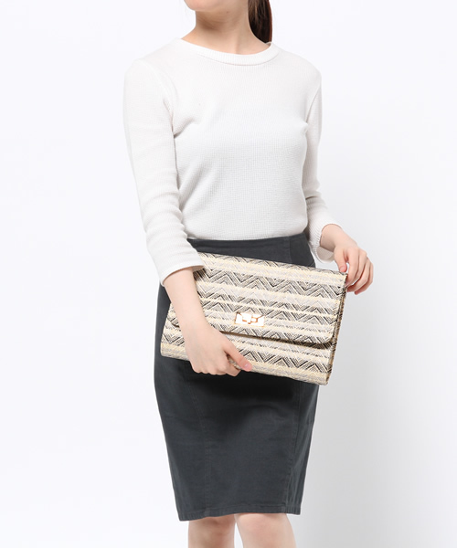 AZUL by moussy(アズールバイマウジー)の「立体スクエアPPクラッチバッグ(ショルダーバッグ・レディース・ベージュ系その他/ベージュ/ネイビー・FREE)」の14枚目の写真